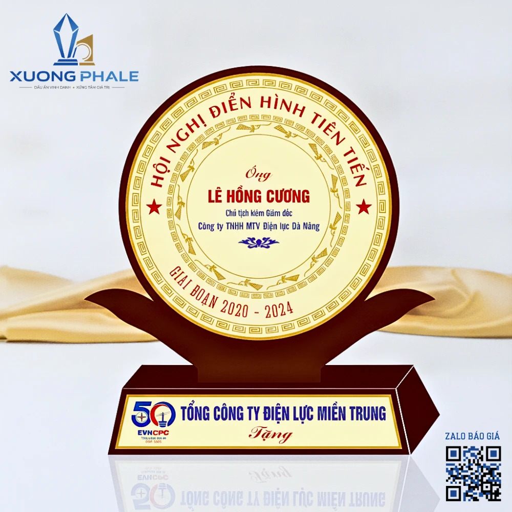 Biểu trưng gỗ đồng để bàn vinh danh cá nhân xuất sắc với thiết kế trang trọng và bền đẹp.
