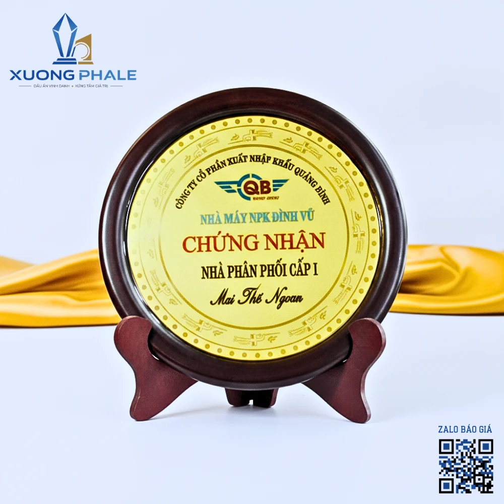 Đĩa biểu trưng được chế tác tỉ mỉ, bền đẹp và trang trọng