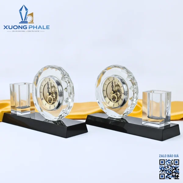 Đồng hồ pha lê để bàn kết hợp ống cắm bút và mặt số vàng tạo điểm nhấn nổi bật, sang trọng.