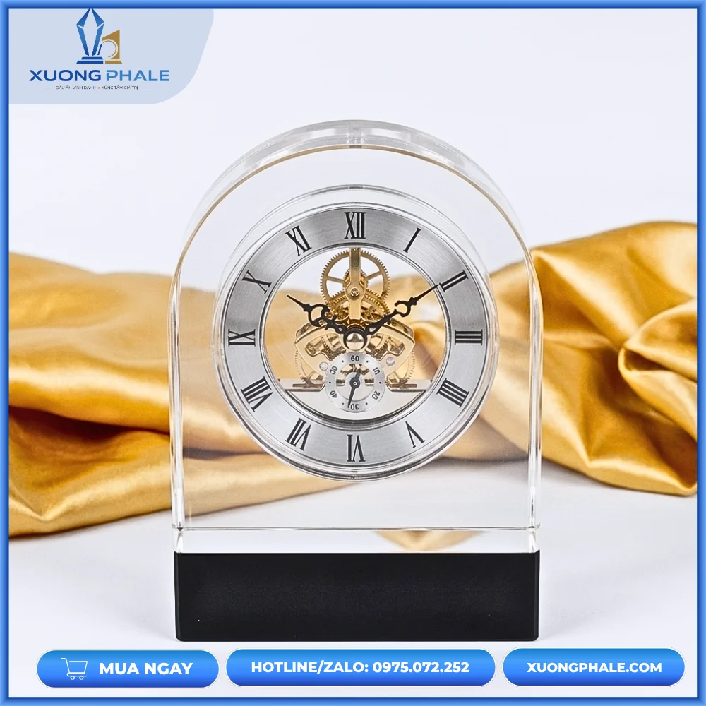 Đồng hồ pha lê khối vòm cao cấp phối đế đen và mặt số bạc với thiết kế sang trọng, phù hợp nhiều không gian.