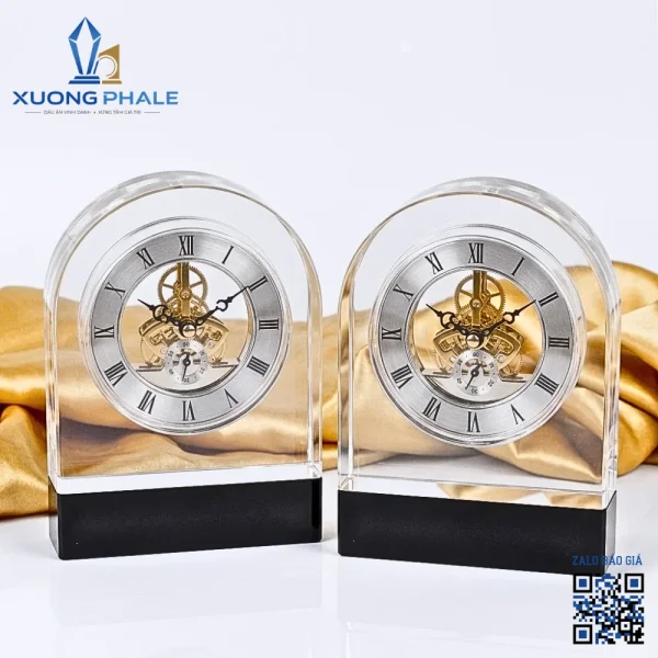 Đồng hồ pha lê khối vòm trong suốt kết hợp mặt số La Mã mạ bạc mang vẻ đẹp tinh tế và đẳng cấp.