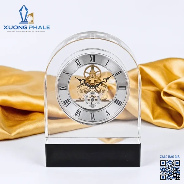 Đồng hồ pha lê khối vòm để bàn với đế đen và mặt số bạc tạo điểm nhấn nổi bật, thanh lịch.