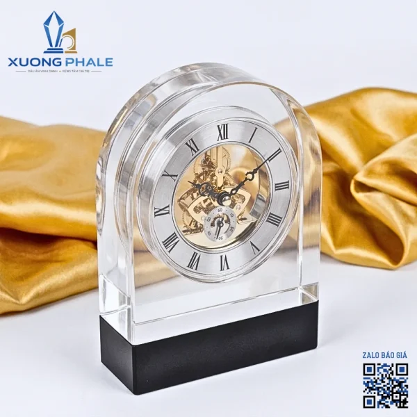 Đồng hồ pha lê khối vòm bo tròn phối đế đen và mặt số La Mã mạ bạc, thiết kế sang trọng và tinh tế.
