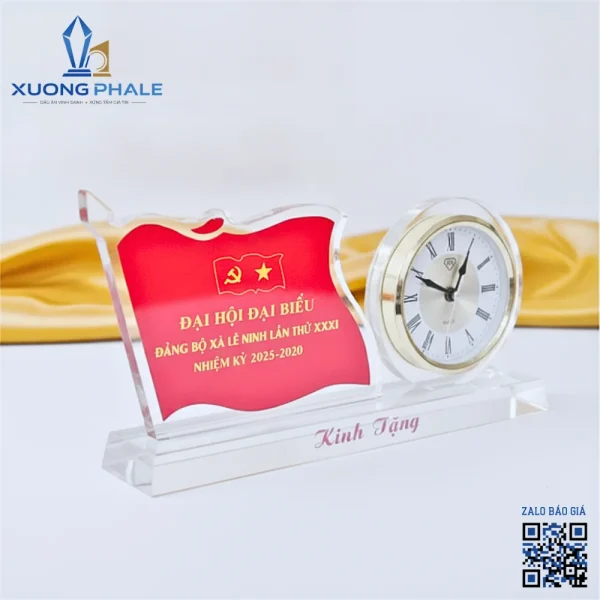 Sản phẩm thiết kế lá cờ Đảng đỏ tạo điểm nhấn nổi bật.