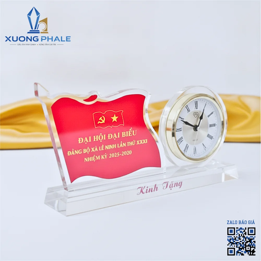 Sản phẩm thiết kế lá cờ Đảng đỏ tạo điểm nhấn nổi bật.