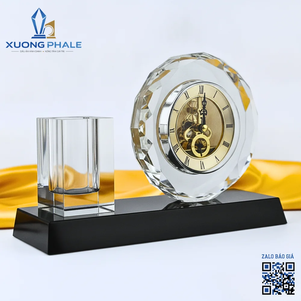 Đồng hồ pha lê để bàn mài cạnh kim cương kết hợp ống cắm bút, thiết kế sang trọng và hiện đại.
