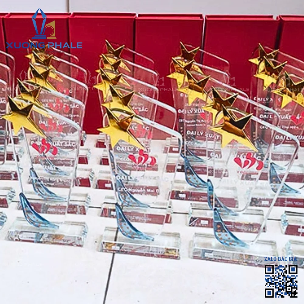 Biểu trưng pha lê vinh danh đại lý xuất sắc.