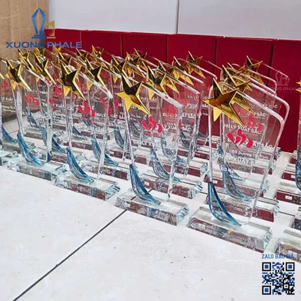 Biểu trưng pha lê ngôi sao vàng vinh danh.