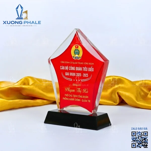 Biểu trưng pha lê sao đỏ vinh danh cán bộ.