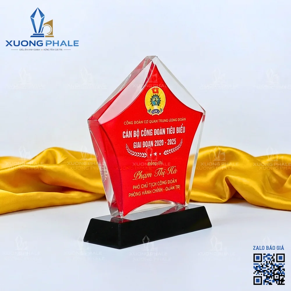 Biểu trưng pha lê sao đỏ quà tặng.