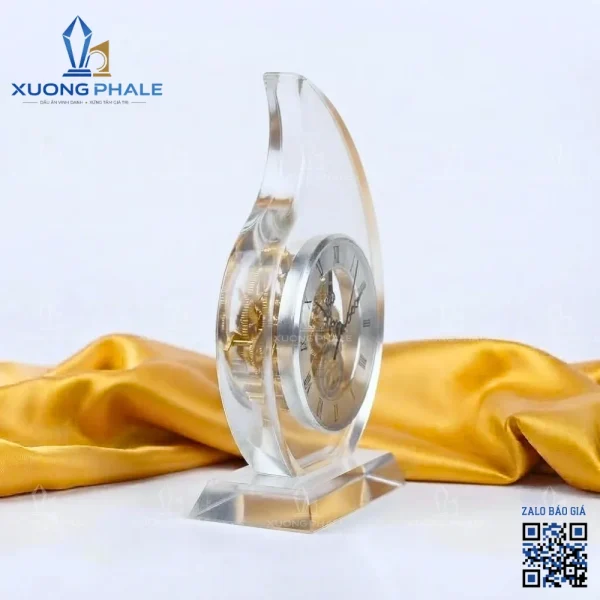 Đồng hồ pha lê để bàn dáng ngọn lửa