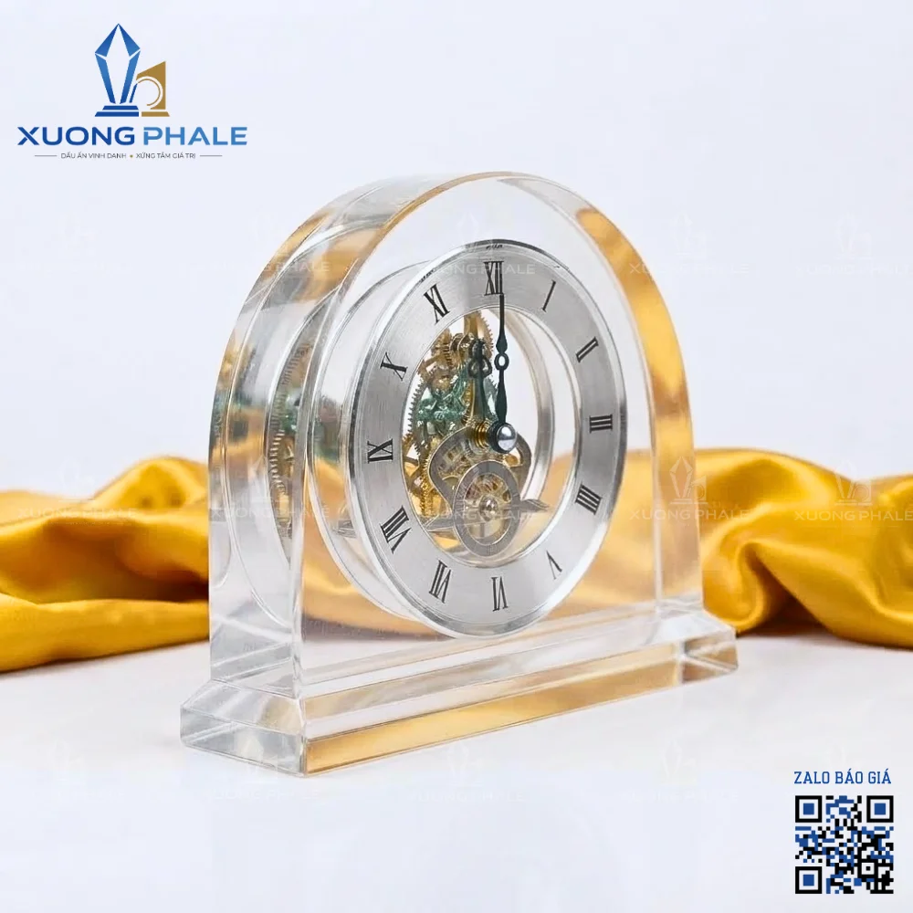 Đồng hồ pha lê mặt kim loại làm quà tặng