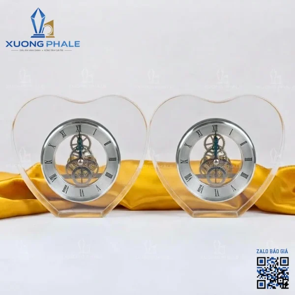 Đồng hồ pha lê trái tim làm quà tặng tri ân