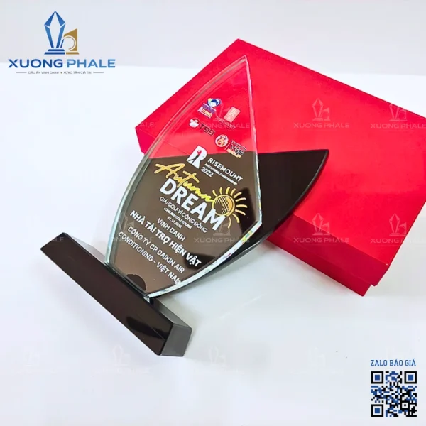 Kỷ niệm chương pha lê 2 mảnh ghép quà tặng.